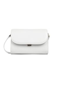 Pochette en cuir blanc avec fermeture à rabat, quincaillerie en argent et bandoulière réglable. Texture lisse et design minimaliste.