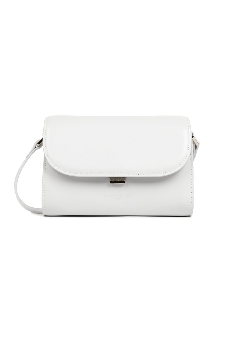 Pochette en cuir blanc avec fermeture à rabat, quincaillerie en argent et bandoulière réglable. Texture lisse et design minimaliste.