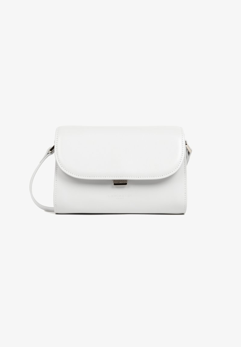 Pochette en cuir blanc avec fermeture à rabat, quincaillerie en argent et bandoulière réglable. Texture lisse et design minimaliste.