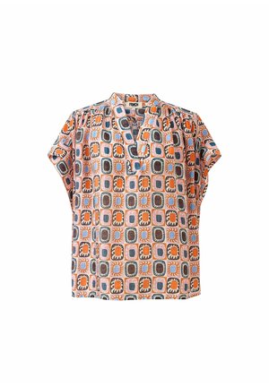 T-shirt à manches courtes arborant un motif géométrique rose, orange et bleu sur fond beige ; fabriqué en tissu léger avec un col en V.