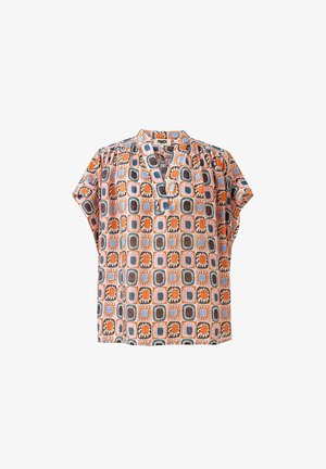 Korte mouwen top met een roze, oranje en blauwe geometrische print op een beige achtergrond; gemaakt van lichte stof met een notch-kraag.