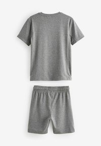 Grijze katoenen t-shirt met korte mouwen en bijpassende short. Zachte textuur, elastische tailleband op de short, eenvoudig ontwerp zonder patronen of logo's.