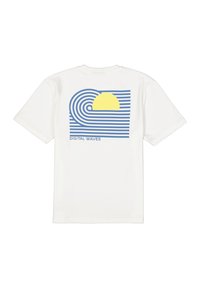 Camiseta de algodón blanca de manga corta. La parte posterior presenta un gráfico de ola azul y un sol amarillo, con rayas horizontales y el texto "OLAS DIGITALES".