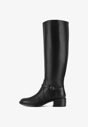 Põlveni ulatuvad mustad nahast saapad, sileda pinnaga, ümarate varvaste ja väikese kontsaga. Omavad pahkluul ümber olevat pandlaga rihma.