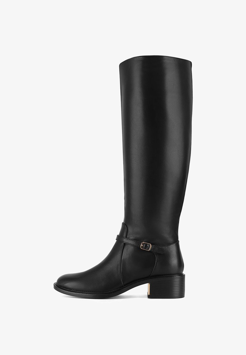 Juodos odos batai iki kelių, lygios faktūros, apvalia nosimi ir mažu kulnu. Turi sagties dirželį per kulkšnį.