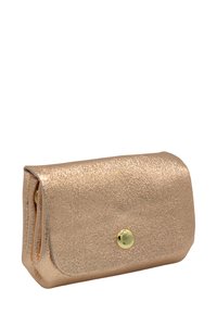 Petit sac texturé en métal couleur or rose, avec un rabat à pli fermé par un unique bouton rond en or.