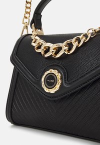 Borsa nera texturizzata con patta, tracolla in catena dorata e chiusura circolare dorata e nera con il logo ALDO.
