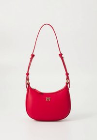 Κόκκινη δερμάτινη τσάντα ώμου με καμπυλωτή σιλουέτα, ρυθμιζόμενο λουρί και μεταλλικά στοιχεία σε χρυσό τόνο με διακριτικό λογότυπο μπροστά.