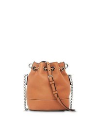 Borsa a secchiello in pelle tan con occhielli in argento, tracolla regolabile e dettagli in catena sulla tracolla. Texture liscia.