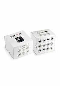 Scatole di imballaggio bianche per uno smartwatch, con icone e testo neri. Una scatola presenta il marchio "SECTOR" e il modello del prodotto "S-08."