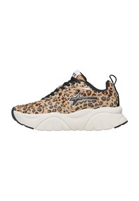 Sneaker con stampa leopardata in una combinazione di colori beige e marrone, con lacci neri, linguetta imbottita e una spessa suola bianca.