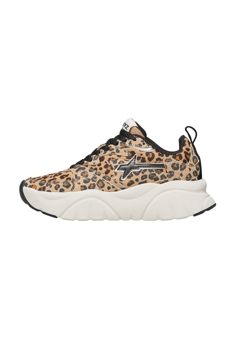 Sneaker con stampa leopardata in una combinazione di colori beige e marrone, con lacci neri, linguetta imbottita e una spessa suola bianca.