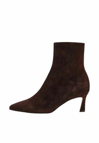 Stivale alla caviglia in suede marrone con punta affusolata e tacco sottile in metallo. Texture liscia con un colore uniforme, senza motivi o accenti visibili.