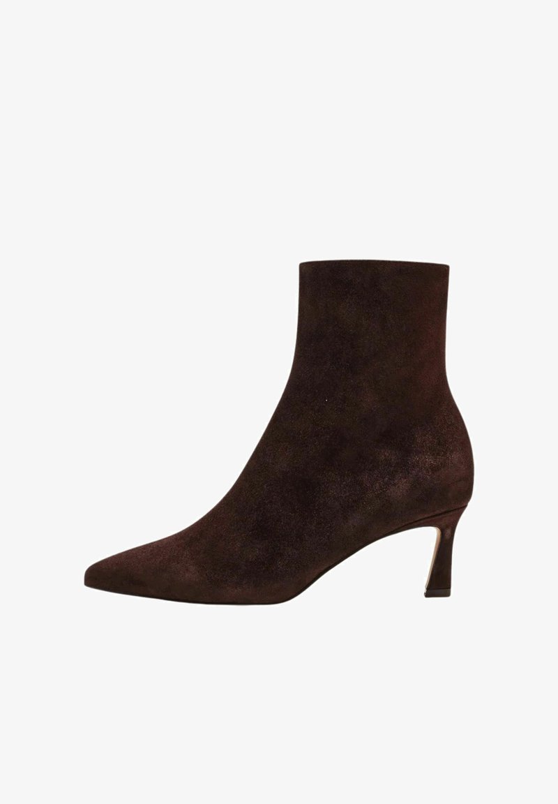 Stivale alla caviglia in suede marrone con punta affusolata e tacco sottile in metallo. Texture liscia con un colore uniforme, senza motivi o accenti visibili.