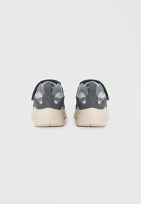 Graue Sportschuhe mit gepolstertem Kragen, ausgestattet mit einem strukturierten Design und einer hellen Sohle. Klettverschluss für sicheren Halt.