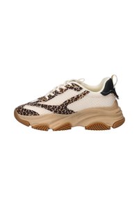Leopardenmuster-Sneaker mit einem atmungsaktiven Mesh-Obermaterial, beigem und weißem Farbschema, dicker Gummisohle und kontrastierendem schwarzen Fersenelement.