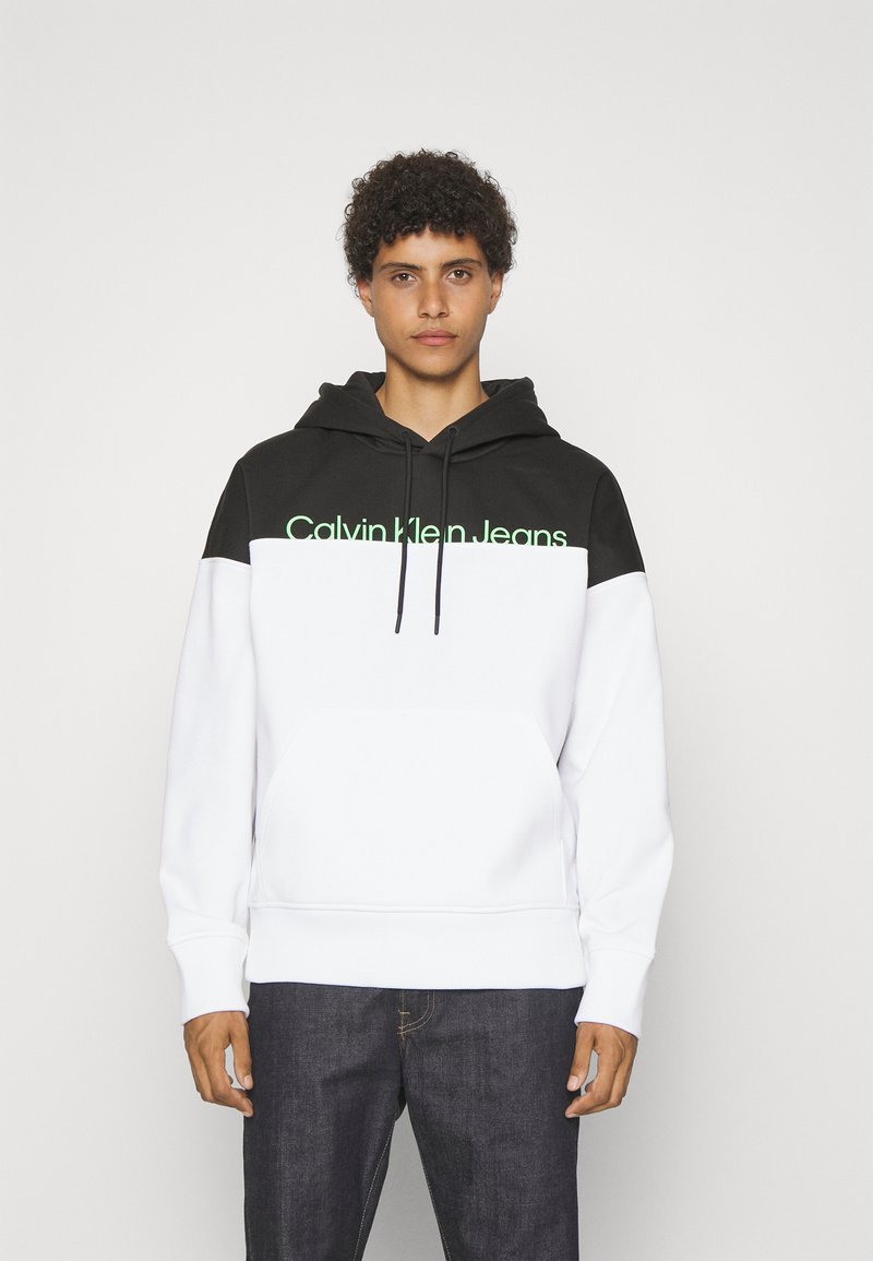 Calvin Klein Jeans - INSTITUTIONAL COLORBLOCK HOODIE - Kapuzenpullover - white/black, Vergrößern