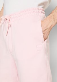 BOSS SEWALK - Donji dijelovi trenirke - light/pastel pink