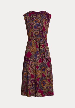 Lila ruha ujjatlan dizájnnal, arany, kék és zöld paisley mintázattal. Derékon megkötős öv található, valamint bővülő szoknya.