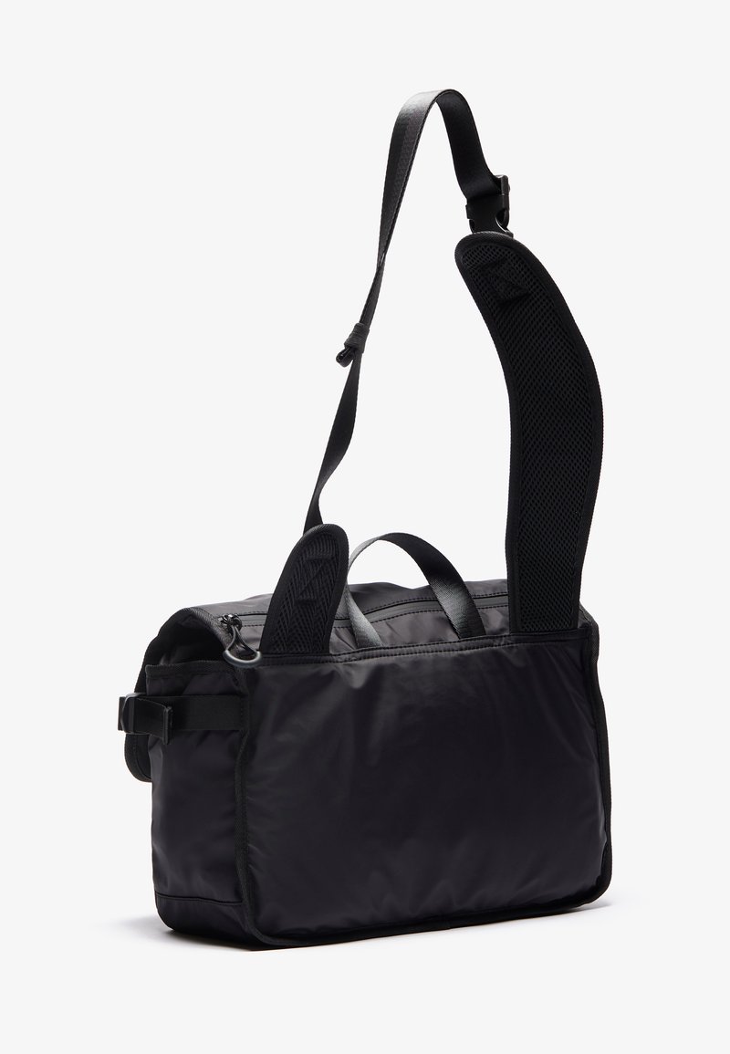 Bolsa mensajera negra de nylon con correa de hombro ajustable y acolchada, dobles asas en la parte superior, cierre de cremallera y forma rectangular estructurada.