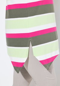 Gestreepte top in roze, groen, wit en grijs. Heeft een high-low zoom met een splitdetail en vlakke stiksels. Van katoen.
