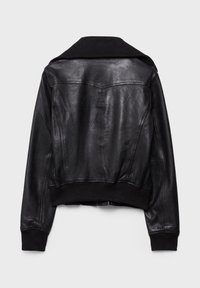 Veste en cuir noire avec poignets, ceinture et col côtelés, vue de dos sur un fond gris clair.
