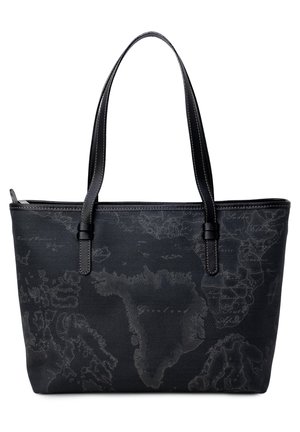 Borsa tote in ecopelle nera con un motivo della mappa del mondo testurizzato. Presenta due manici robusti e cuciture a contrasto lungo i bordi.