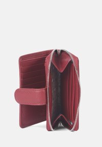 Rode leren portemonnee met ritssluiting, meerdere kaartsleuven en een textuur in de buitenkant. Het interieur heeft een bedrukt voering. Compact ontwerp.