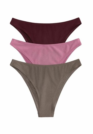 Tri dámske spodné nohavičky v bikinovom štýle v jednofarebnej bordovej, rebrovanej ružovej a hladkej taupe látke, naskladané na bielom pozadí.