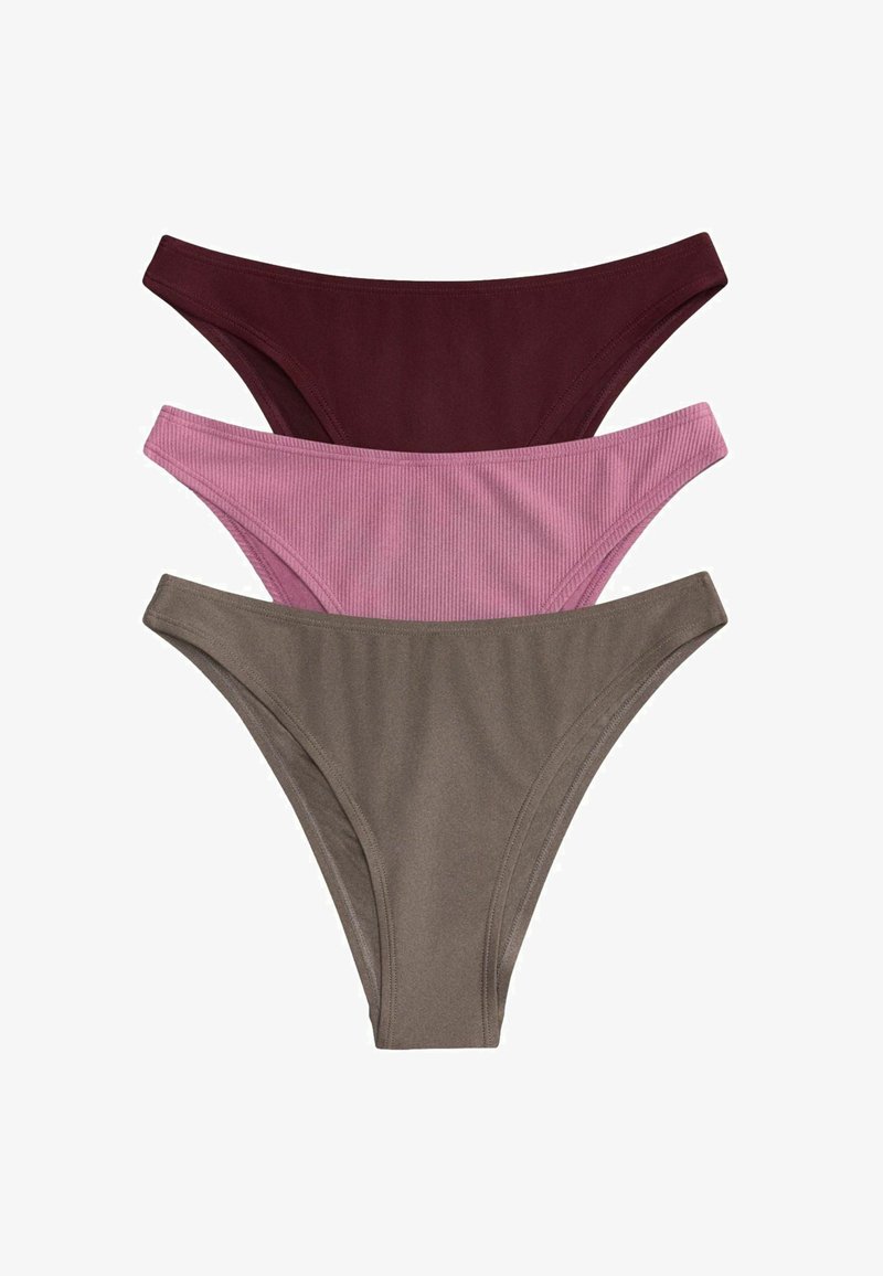 Drei Damen-Bikini-Unterhosen in einfarbigem Burgunderrot, geripptem Pink und glattem Taupe-Stoff, auf weißem Hintergrund gestapelt.