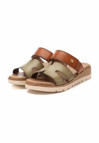 Sandalias de cielo en marrón y verde oliva con una tira superior ancha, diseño recortado, plantilla acolchada y suela de goma ligera.