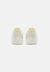 Reebok tenisice s pastelnoplavom gornjom dijelu, žutim i zelenim akcentima, nubuk potpeticom, okruglim vrhom i bijelim gumiranim đonom.