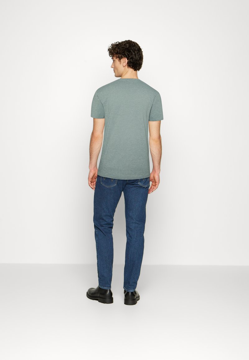 Herren T-Shirts basic | TOM TAILOR GRINDLE CREWNECK T-Shirt basic smoke green grindle/dunkelgrün - TO72398 Herren T-Shirts basic | TOM TAILOR GRINDLE CREWNECK T-Shirt basic smoke green grindle/dunkelgrün - TO72398