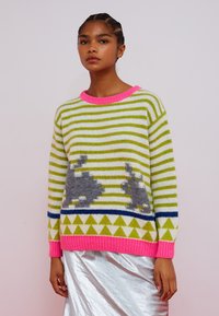 Strikket sweater med grønne og hvide vandrette striber, med grå kaninmotiver og en lyserød ribbet halsudskæring og kant.