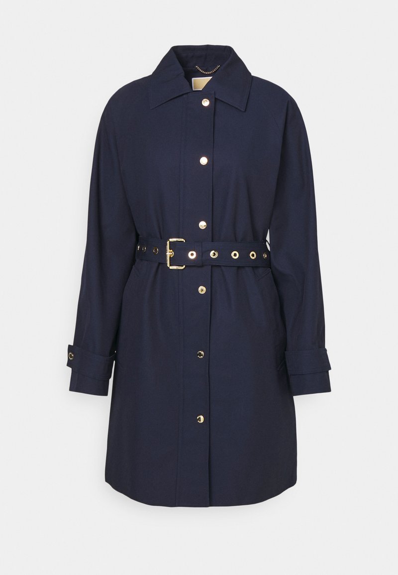 Abrigo trench azul marino con cuello con solapa, botones dorados y cintura ceñida con cinturón a juego. Cuenta con mangas largas con detalles en los puños.