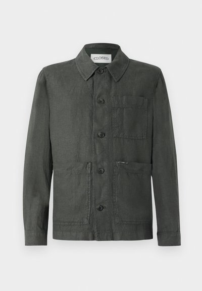 Veste en lin grise avec un col, poche avant et fermeture à boutons. Présente une coupe décontractée et une texture subtile.