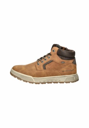 Bottes de cheville en cuir marron avec une finition texturée, dotées d'œillets en métal, d'un col rembourré et d'une semelle en caoutchouc pour une meilleure traction.