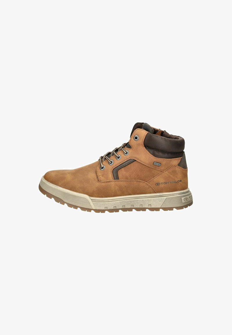 Braune Leder-Stiefeletten mit strukturierter Oberfläche, ausgestattet mit Metallösen, einem gepolsterten Schaft und einer Gummisohle für besseren Halt.