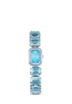Orologio da polso in argento con quadrante rettangolare blu e grandi maglie con gemme blu sul cinturino.