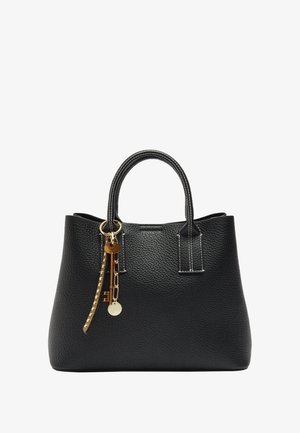 Czarna torebka ze strukturalnej skórki o fakturze, z podwójnymi uchwytami, srebrnymi przeszyciami i złotym akcentem w postaci breloczka. Kwadratowy kształt o zorganizowanej formie.