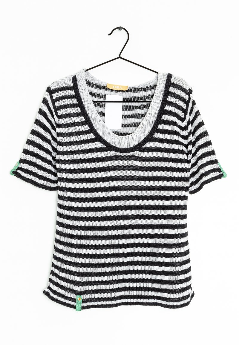 Černobílý pruhovaný pletený top s širokým výstřihem a krátkými rukávy. Na lemu se nachází zelená akcentová značka. Lehká textura.