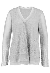 Szary sweter kardigan z dekoltem w serek, zapinany na guziki, z koronkowym wzorem na dolnym brzegu. Posiada teksturowane rękawy i lekką, warstwową konstrukcję.