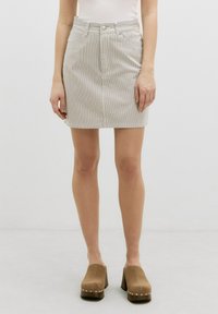 Gestreepte denim mini-jurk met een hoge taille, voorknopsluiting en zijzakken. Kleur bevat lichtbeige en donkere strepen.