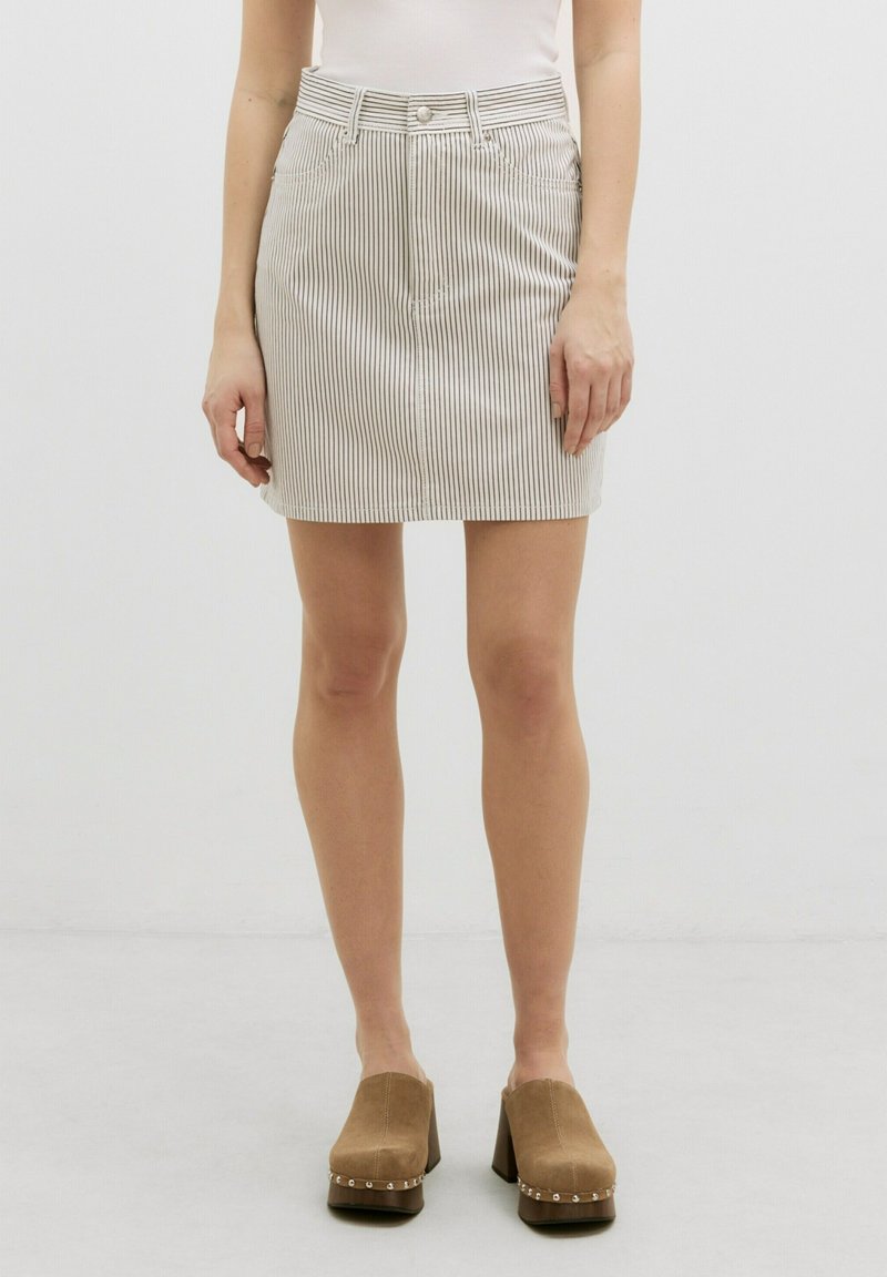 Gestreepte denim mini-jurk met een hoge taille, voorknopsluiting en zijzakken. Kleur bevat lichtbeige en donkere strepen.