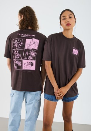 UNISEX - Print T-shirt - brown