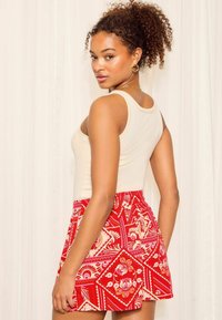 Friends Like These TIE WAIST - REGULAR FIT - Pantaloni scurți - red