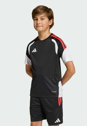 Zwart sportshirt met korte mouwen en rode en witte accenten. Gestructureerde stof, logo op de borst. Zwarte shorts met vergelijkbare designelementen.