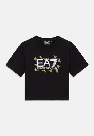 T-shirt corta di colore nero con maniche corte, caratterizzata da un logo "EA7 Emporio Armani" bianco e giallo e accenti di motivo geometrico.