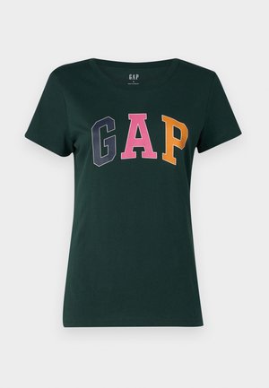 Tmavě zelené bavlněné tričko s kulatým výstřihem, na kterém je napsáno slovo "GAP" velkými, vícebarevnými blokovými písmeny: tmavě modrá, růžová a oranžová.