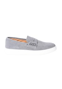 Scarpa slip-on in suede grigio con suola in gomma bianca. Presenta accenti cuciti e una fascia sulla tomaia. Texture liscia, design minimalista.